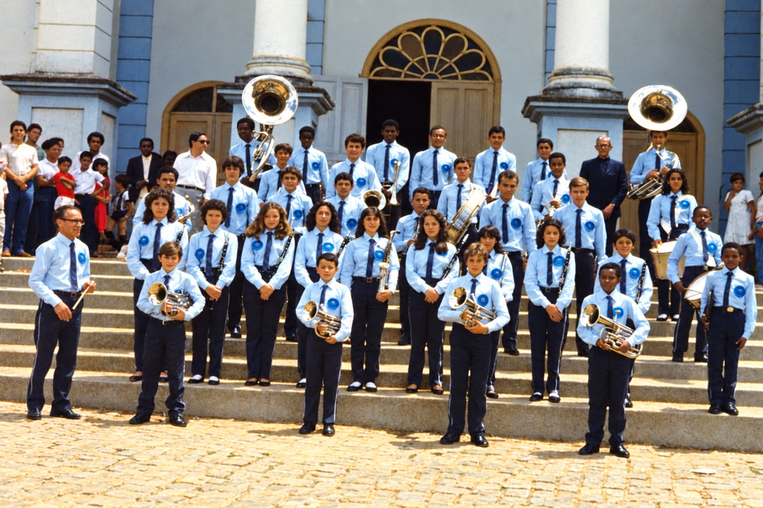 Fotografia histórica restaurada de uma banda de música de Rio Espera.