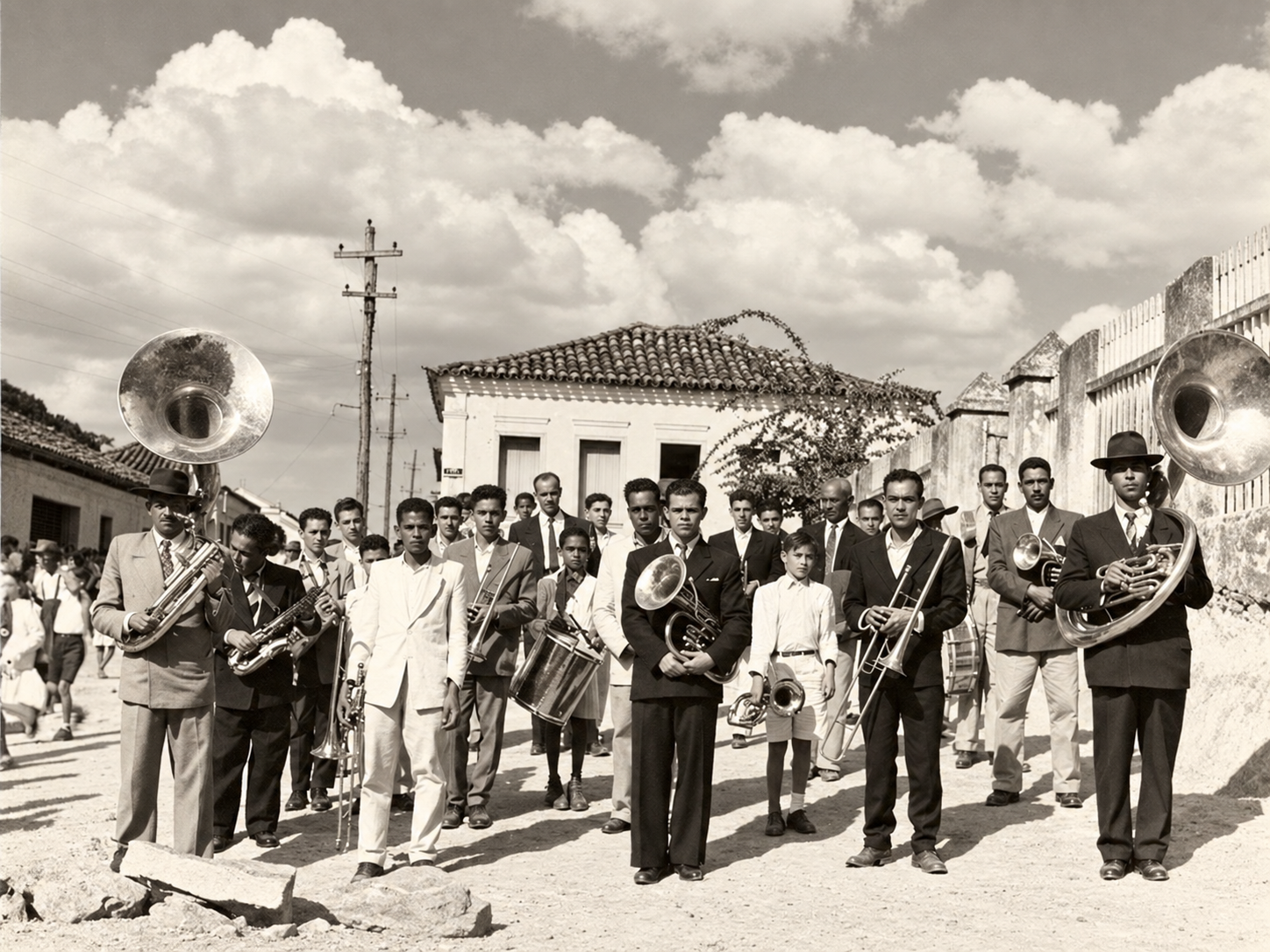 Fotografia restaurada de banda de música diante da igreja em Rio Espera.