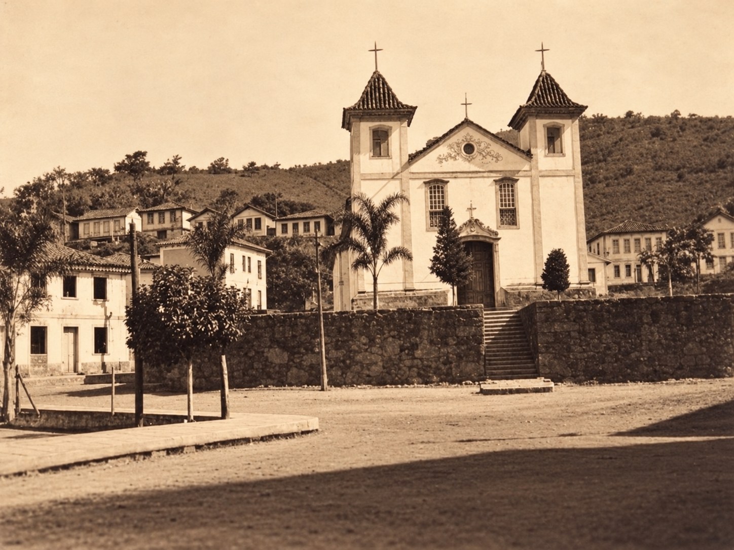 Vista histórica restaurada da antiga igreja e da praça de Rio Espera.