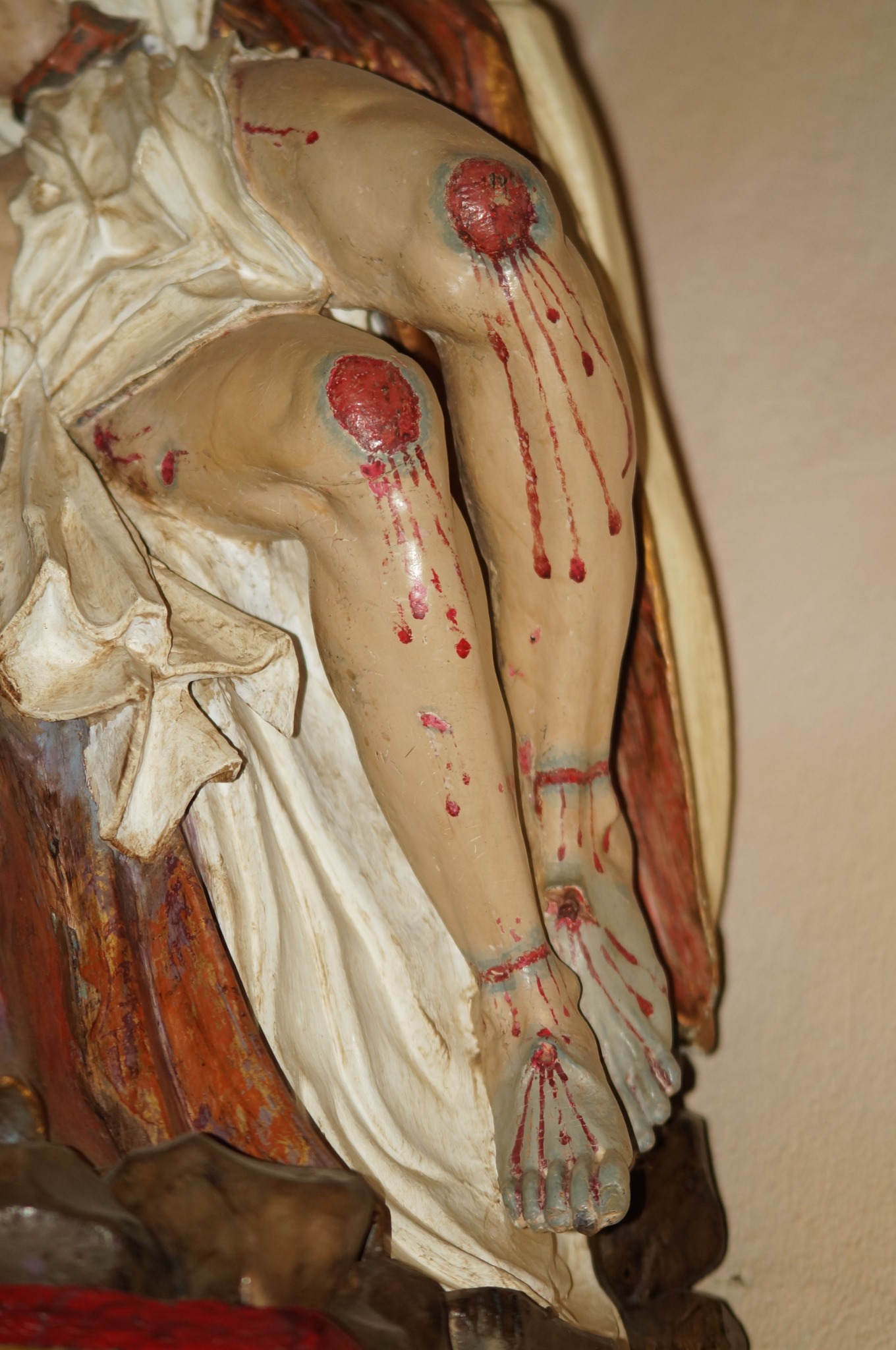 Detalhe das pernas, pés e chagas de Cristo na imagem de Nossa Senhora da Piedade